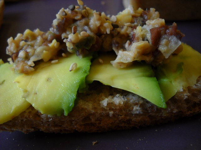 toasts avocat thon végétal et sésame