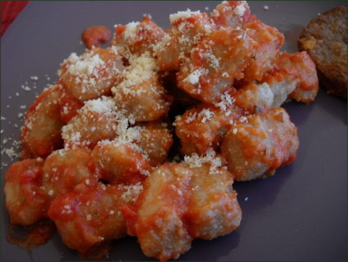 Gnocchis d'okara sauce tomate parmesan.