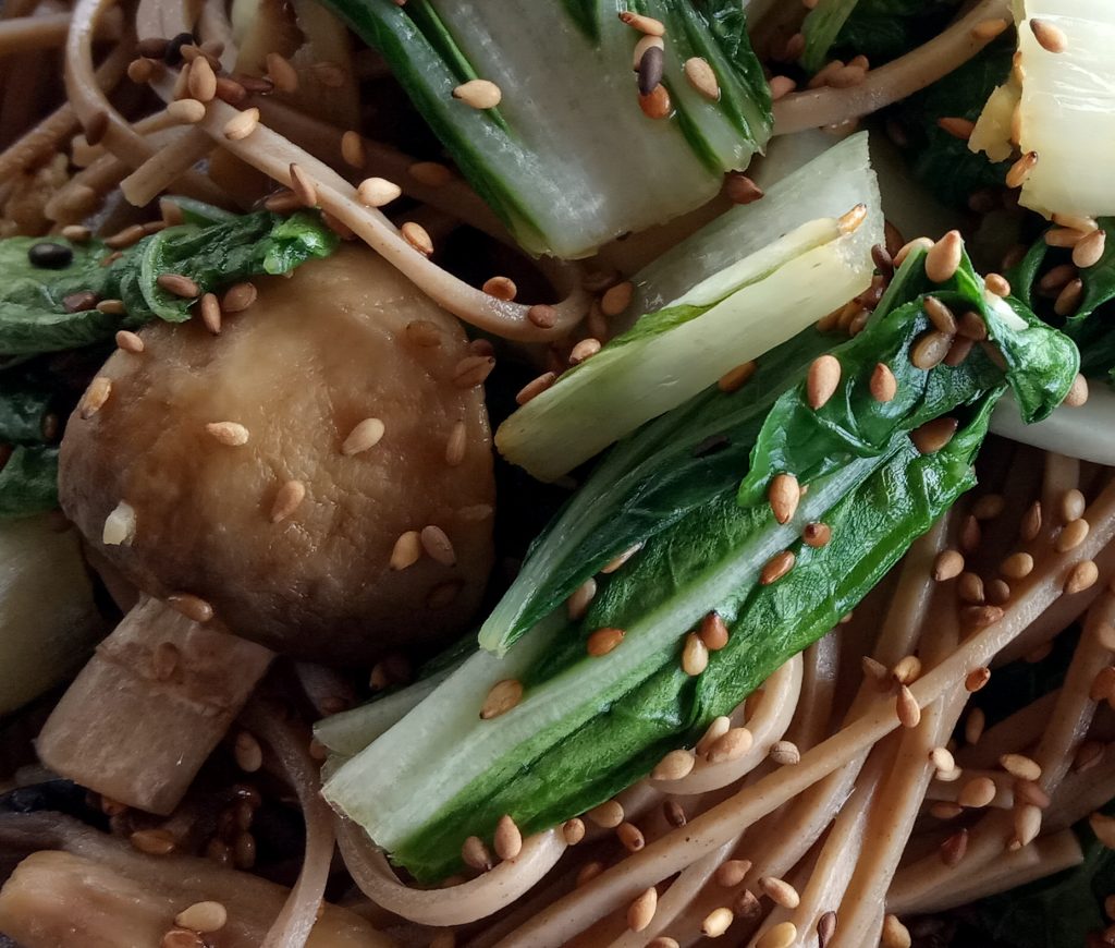 gros plan sur Pota (bok choy) et champignons au sésame