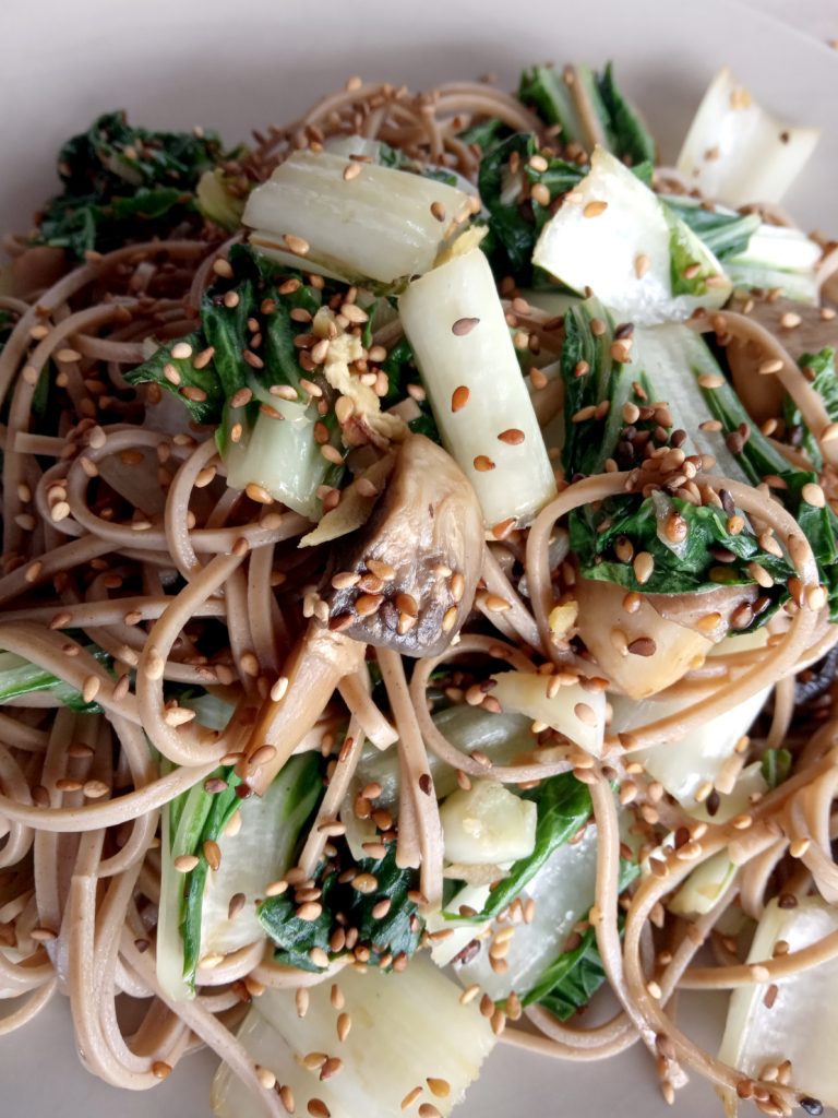 photo de Pota (bok choy) et champignons au sésame