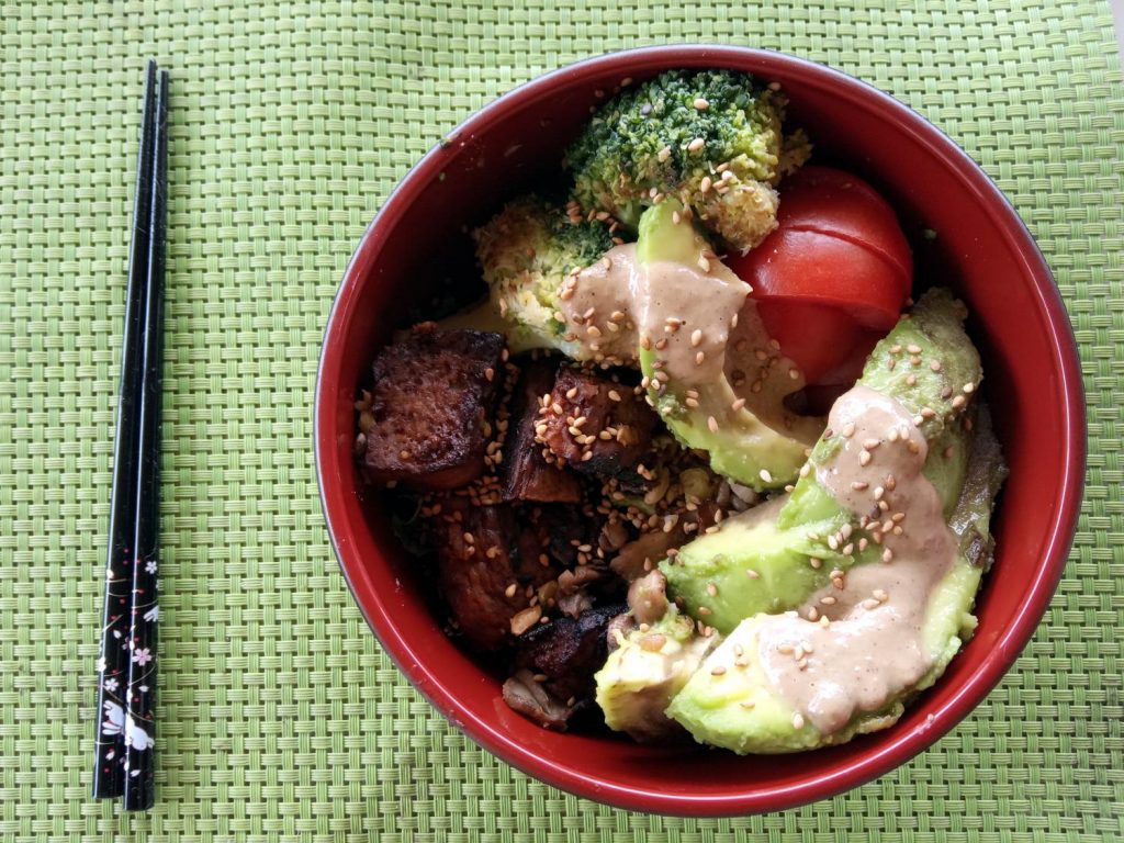 Buddha bowl épeautre, avocat, brocoli, seitan et sauce tahini 